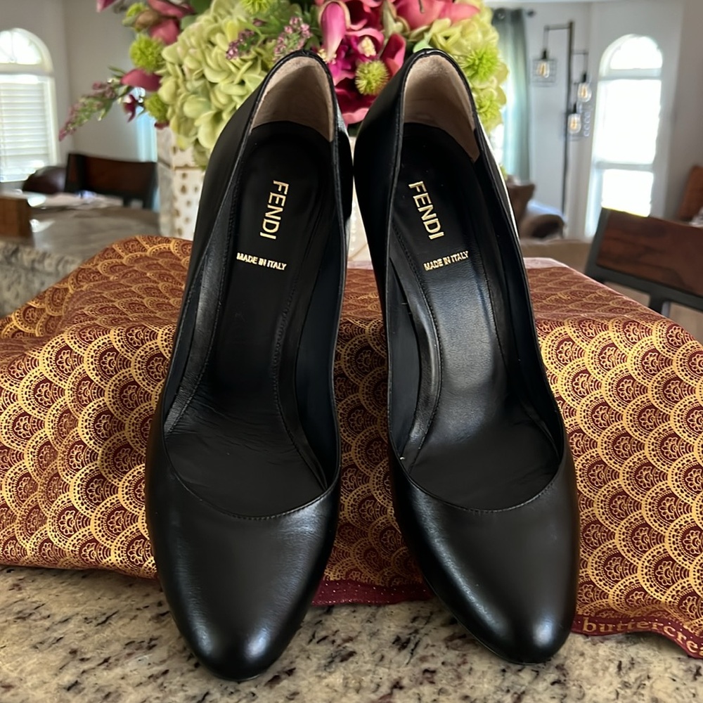 FENDI Black Leather Women's Pumps.  MADE IN ITALY Size 38-1/2